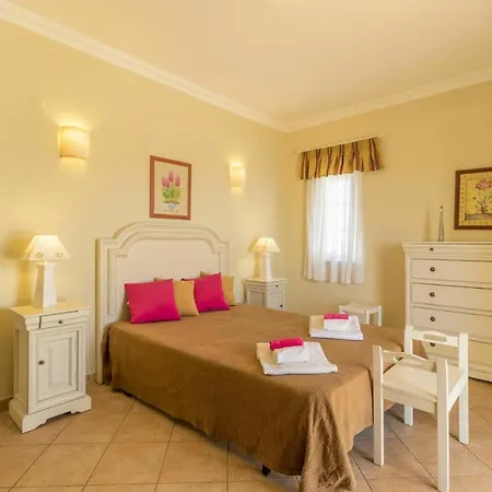 Alporchinhos Sleeps 8 Pool Wifi Villa
